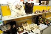「美麗的國立圖書館」攤位展示多款與閱讀結合的紀念品。
