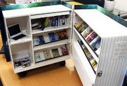 在第三屆通緝愛書人活動中奪得第一名的行動書車模型。