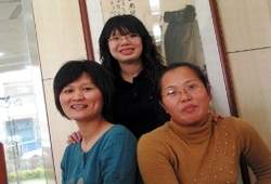 認真的女人最美麗─快樂館員謝淑貞、謝慧均與林金妮。