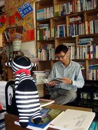 讀者都可以在洪雅書局裡悠閒閱讀。