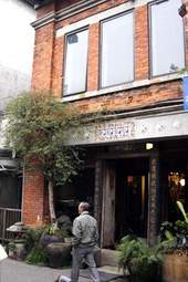 莽葛拾遺的店面是棟百年建築。