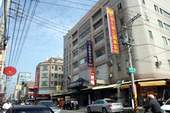 穿過人聲吵雜的菜市場,位於三樓的圖書館,鬧中取靜,宛如沙漠中的綠洲,為當地綻放美麗的學習花朵。