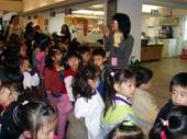 國小學童走到圖書館,是很好的戶外教學活動。