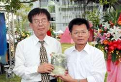 作家蔡文章贈書給縣長。