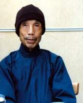 周夢蝶，1997年攝，這亦是他予人最深刻的印象。