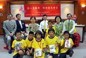 高雄縣長楊秋興(後中) 承諾會將盡快進行災區圖書重建工程。