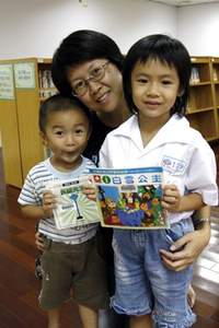 葉媽媽來世賢國小接孩子順便到圖書館借書。
