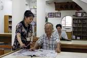 黃賓圖書館館員曹毓芳與讀者都像是老朋友。