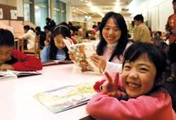 教育部透過全面性大量贈書，鼓勵家長踴躍協助孩子跨出閱讀的第一步。