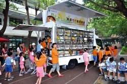 桃園市行動圖書館受到小朋友的歡迎。