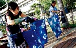 民眾動手體驗DIY 的樂趣。