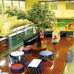 三重市立圖書館的兒童閱覽區有棵大樹。