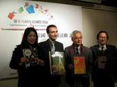 2010台北國際書展以法國為主題，（右起）新聞局出版處副處長陳俊華、台北書展基金會董事長林載爵、周子牧、書展基金會執行長林文琪合影。