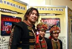 推展本土語言傑出貢獻獎的屏東縣泰武國小，現場表演，贏得掌聲。