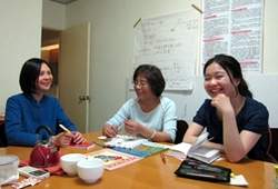網讀網路讀書會版主會議。(左起為開拓文教基金會江妙瑩、台北市故事協會陳碧玲、女書店黃婷儀。)