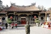 龍山寺前殿三川門,門上有護法菩薩、四大天王。