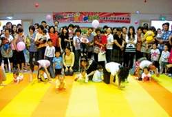 Book Start閱讀起步走，0～3歲幼兒參加爬行比賽。