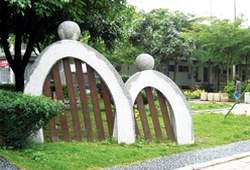 以文圖書館前廣場，立著親子共讀的期許。
