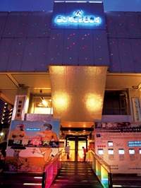 夜間的電影圖書館，璀燦奪目。