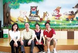 菓葉國小老師齊心推廣閱讀。(左起圖書室老師許秀萍、校長許興元、教導主任陳玉珍、總務主任許俊達)