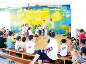 邀請小茶壺劇團至圖書館演出，是假日頗受歡迎的藝文活動。(新塭國小提供)