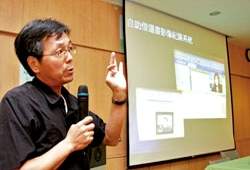 亞東技術學院圖書館館長呂文珍(耿詩婷攝)。