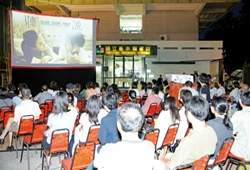 主題影展戶外放映：那一夜讀者在圖書館和電影比畫愛情。