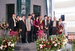 台灣文學獎得主與評審及來賓合影。