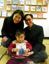 小恩與爸爸媽媽共同喜愛書香。