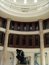 羅丹沉思者真品在圖書館前展示。
