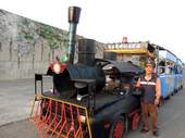 陳建勳行駛「山寨板路上小火車」,帶領遊客參觀古笨港。