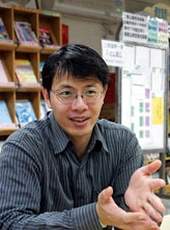 圖書館主任蔡長蒼再三強調多元閱讀的重要性。