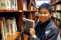 七年級的曾于哲開心地展示他整理的書櫃。
