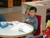 社區學童也會到暨中圖書館寫功課。