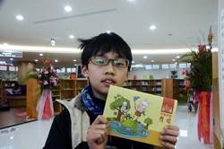 陳彥鈞小朋友表示重新整修的圖書館，變寬敞了！