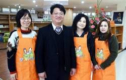 主任秘書吳祥光(左二)、館長劉立嫺(左一) 與館員們,共同打造圖書館新面貌。
