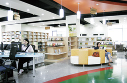 圖書館內部整修後,變得更為通透、明亮。