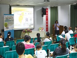 呂館長參加遠見雜誌舉辦「閱讀領航‧彰化閱讀季」介紹電子書。(100.06.19)