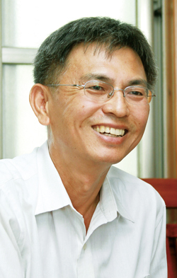 個性爽朗的潘豐富校長打趣地說，「有沒有很想來唸我們學校啊！」