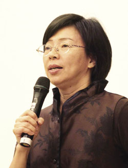 國圖館長曾淑賢妙語如珠，獲得滿堂彩。