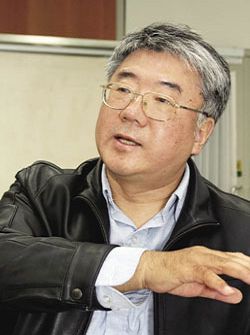 楊時榮侃侃而談地說，圖書修復員除了實務的操作，還必須深耕理論。(潘云薇攝)