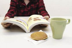 看書不喝飲料、不吃東西,才不會留下污漬。