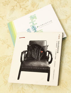 王昭華的音樂就像一本值得一讀再讀的好書，溫潤又充滿能量，百聽不厭。