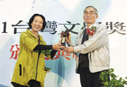 王昭華(哀爸叫母)作品以幽默手法呈現，獨具創意，獲得評審肯定。(台文館提供)