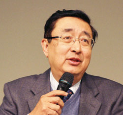 顧敏以「知識戰爭中的機構典藏」為軸,期盼尋求中庸之道的圖書館。