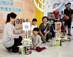 為響應「世界書香日」花蓮縣文化局精心規劃「親子疊書活動」、「閱讀火花DIY」等一系列親子闖關活動，打造充滿藝術文化、有智慧、有力量的快樂城鎮。(花蓮縣政府文化局提供)