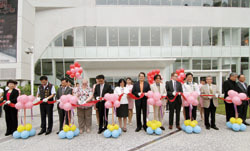 教育部長蔣偉寧(左五)、國中圖館長呂春嬌(左六)及參與貴賓，在民眾的欣喜祝福下剪綵，正式宣示國中圖數位新紀元的到來。