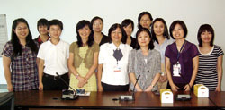 國中圖館長呂春嬌（中）與輔仁大學總圖書館館長林麗娟（左4）和入選者大合照。