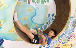 國小學童區，是一個新時代閱讀環境，童話互動，以肢體語言參與繪本的情境。