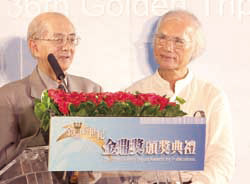 林良(左)以《純真的境界》摘下「人文類兒童及少年圖書獎」。